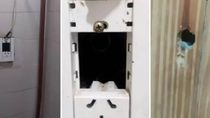 El baño del complejo habitacional tenía cámaras ocultas con las que se espiaba a mujeres y niños. El baño del complejo habitacional tenía cámaras ocultas con las que se espiaba a mujeres y niños.