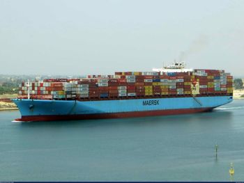 El Maersk Sana, de bandera singapurense y con capacidad para transportar hasta 8.450 TEU (unidades equivalentes a contenedores de 20 pies).