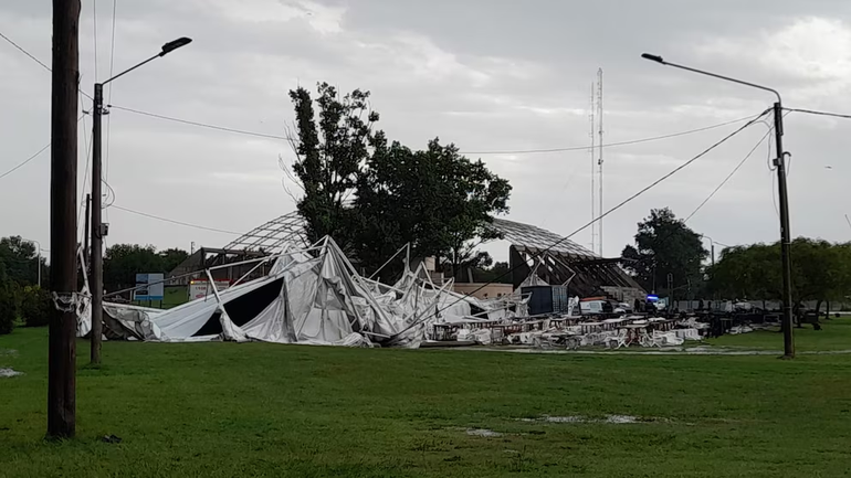 Una carpa que se iba a destinar a una fiesta de egresados fue derribada por el temporal. Una carpa que se iba a destinar a una fiesta de egresados fue derribada por el temporal.
