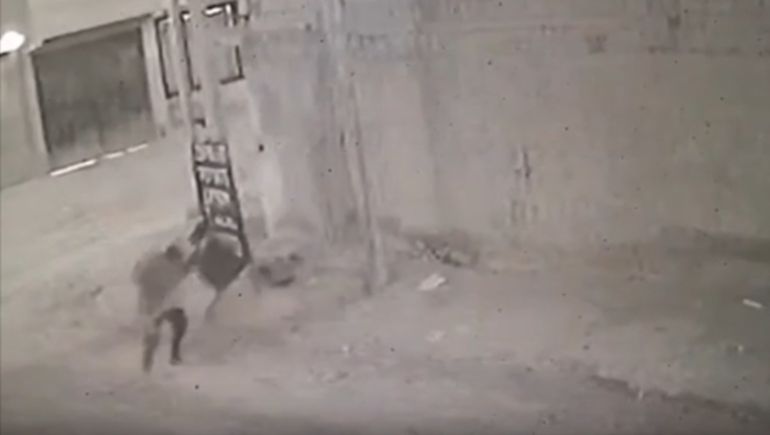 El ataque a puñaladas en una esquina de la zona sur de Comodoro Rivadavia fue registrado por una cámara de vigilancia: la policía intenta identificar al agresor.