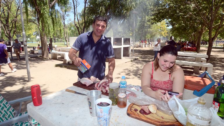Migue prepara la carne para llevarla a la parrilla. La prole lo espera.
