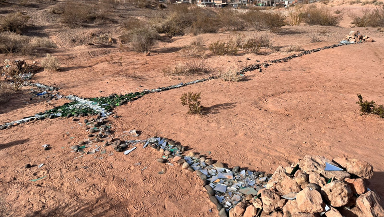 Un extraño símbolo apareció este viernes en el Parque de los Dinosaurios.