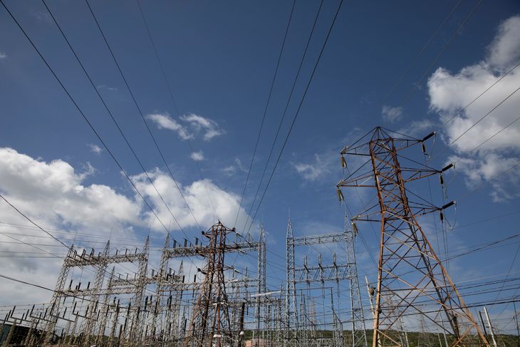Imagen de archivo referencial de cables eléctricos de alta tensión en la planta de energía Costa Sur después de un sismo en Guayanilla, Puerto Rico. 10 de enero, 2020. REUTERS/Marco Bello/Archivo