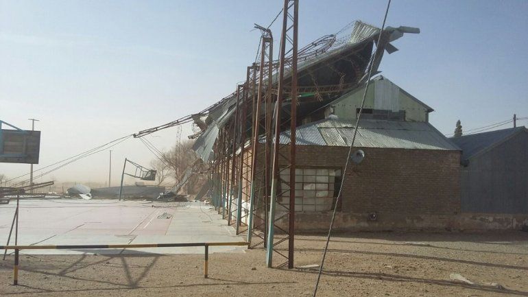 El viento voló las chapas de la escuela de policías en Plaza Huincul
