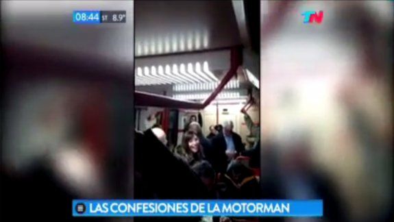 Descuido: la motorman contó que fue infiel y la escucharon todos los pasajeros del subte 
