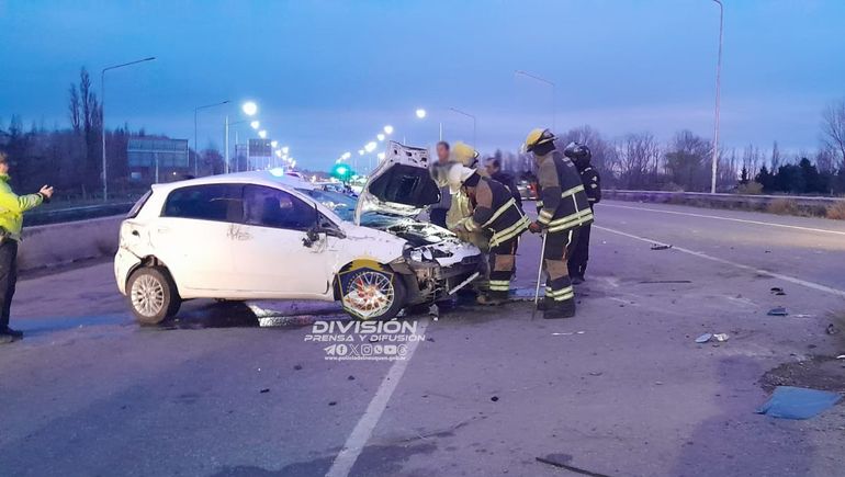 El auto fue retirado del lugar por los Bomberos Voluntarios de Plottier. El auto fue retirado del lugar por los Bomberos Voluntarios de Plottier.
