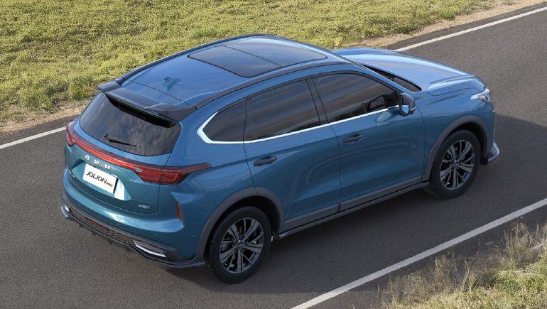 Con un consumo mixto de hasta 6,3 litros por cada 100 kilómetros, el Haval Jolion HEV se posiciona como una gran alternativa para quienes buscan eficiencia sin descuidar el confort ni la estética. Con un consumo mixto de hasta 6,3 litros por cada 100 kilómetros, el Haval Jolion HEV se posiciona como una gran alternativa para quienes buscan eficiencia sin descuidar el confort ni la estética.