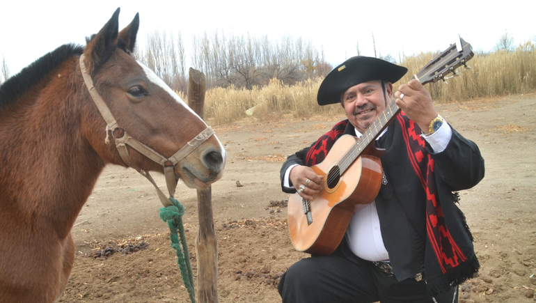 La atrapante y sufrida historia del gaucho cantor, el Bagual rionegrino