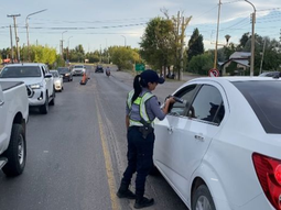 La Policía de Seguridad Vial desplegó intensos controles de tránsito sobre los accesos a Cipolletti durante el fin de semana de Carnaval. La Policía de Seguridad Vial desplegó intensos controles de tránsito sobre los accesos a Cipolletti durante el fin de semana de Carnaval.