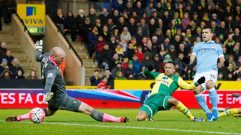 Agüero definió cruzado ante la salida del arquero.