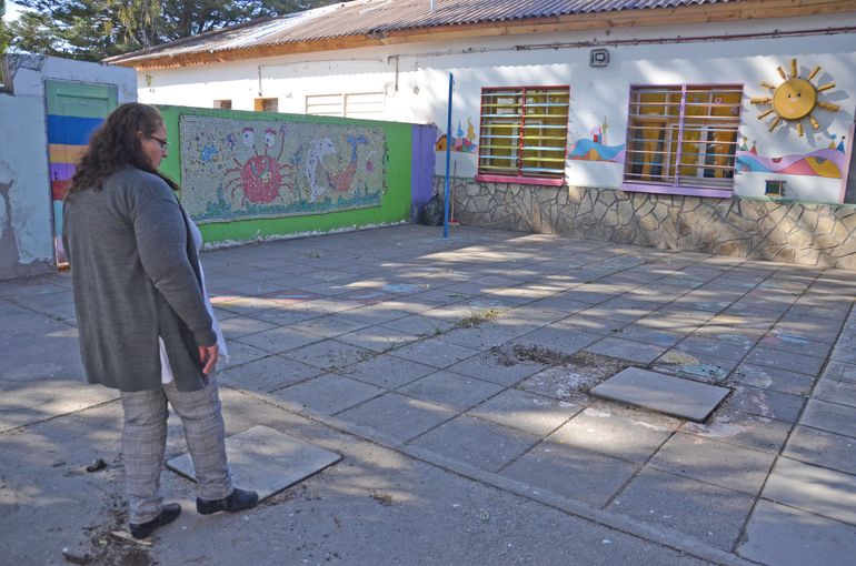 Piden cambiar las baldosas del patio de la escuela porque tanto los niños de jardín como de la primaria se han caído y golpeado con ellas. Piden cambiar las baldosas del patio de la escuela porque tanto los niños de jardín como de la primaria se han caído y golpeado con ellas.