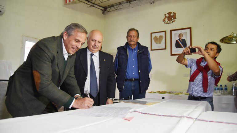 Sapag firmó un convenio por obras para la sede de residentes chilenos con el cónsul del país trasandino.