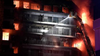 Video: feroz incendio consumió dos edificios en Valencia, hay personas atrapadas y heridas