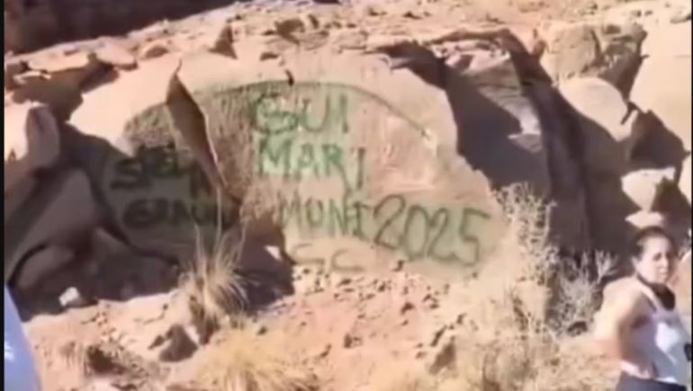 Indignante: filmaron en la Ruta 7 a dos turistas que pintaban grafitis en un atractivo natural