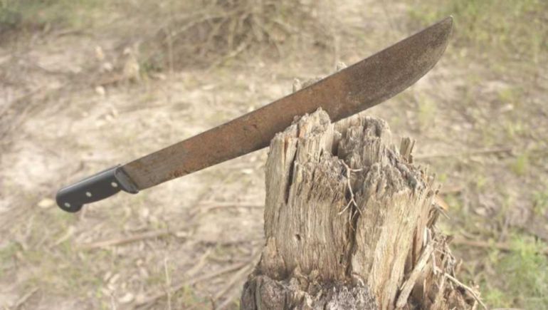 El sujeto atacó con un machete como el de la foto a los policías que vigilaban su casa a la espera de la autorización de la Justicia de Chubut para allanarla.&nbsp;