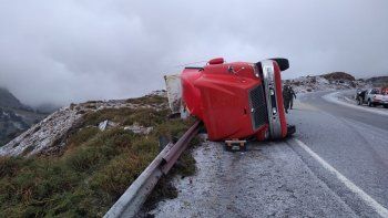impresionante vuelco de un camion en pino hachado impresionante vuelco de un camion en pino hachado
