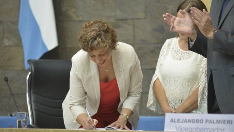 Arabela Carreras asumió como gobernadora: Creemos en un futuro grande para Río Negro