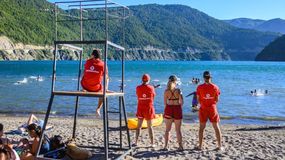Se metió borracho al lago Lácar y casi se ahoga