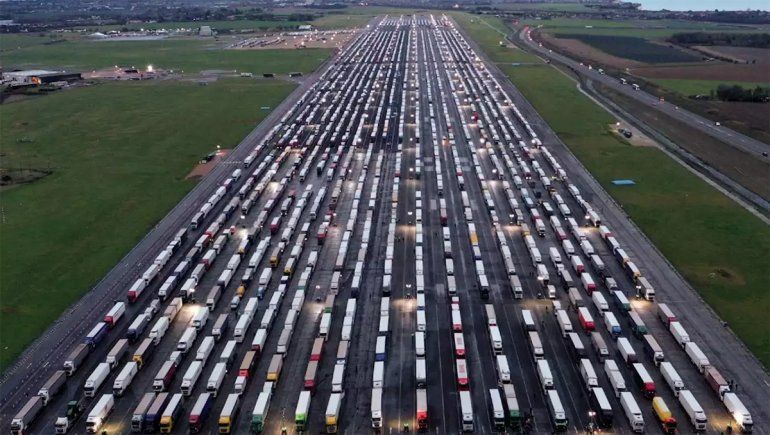 Impactantes fotos de miles de camiones varados por el cierre del Reino Unido