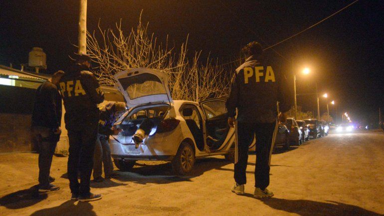 Los efectivos de la División Antidrogas de Cipolletti de la Federal comandaron el megaprocedimiento en el barrio.