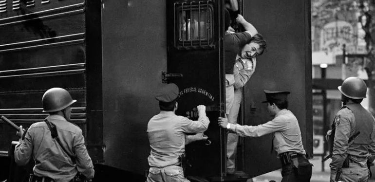 En todo el país se realizaron controles y detenciones tras el Golpe de Estado. En todo el país se realizaron controles y detenciones tras el Golpe de Estado.