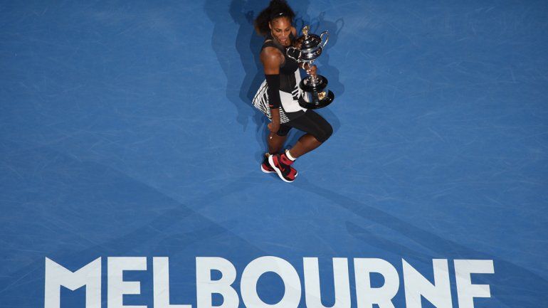 Serena le ganó a Venus y rompió un récord en Australia