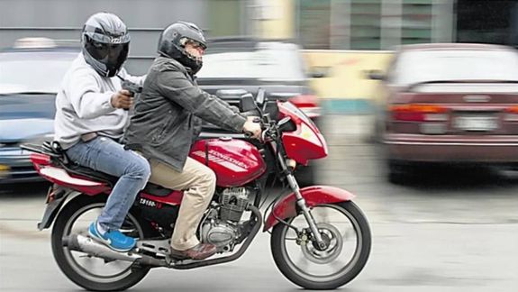 Violento intento de robo mientras manejaba la moto en plena Autovia Norte: Nunca pensé que podía pasar algo así