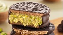 un popular alfajor argentino ya tiene su version chocolate dubai: en que locales se consigue