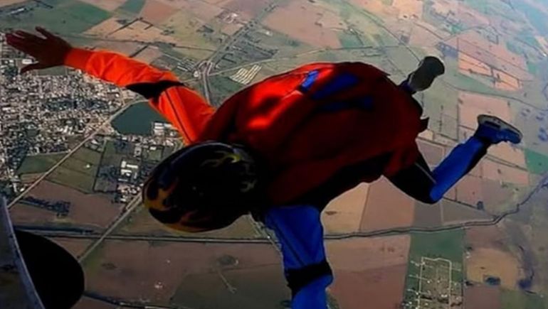 El equipo de emergencia aseguró el área y revisó cada detalle del paracaídas que falló durante el salto en Miramar. El equipo de emergencia aseguró el área y revisó cada detalle del paracaídas que falló durante el salto en Miramar.