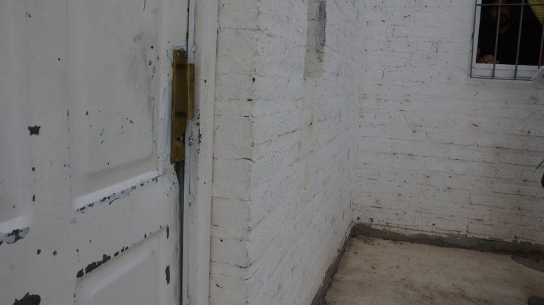 La puerta barreteada por los delincuentes en el barrio Santa Genoveva.