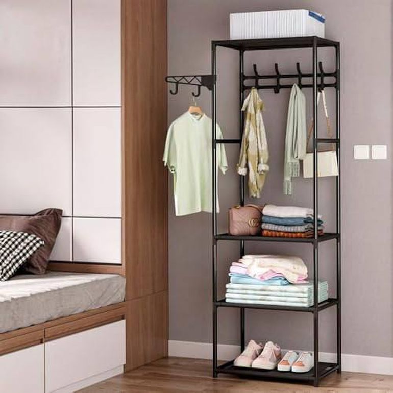 El perchero portátil –inspirado en los empleados en los locales de ropa o pasarelas- se reveló como un mueble verdaderamente útil y funcional para organizar la ropa en nuestra pieza. El perchero portátil –inspirado en los empleados en los locales de ropa o pasarelas- se reveló como un mueble verdaderamente útil y funcional para organizar la ropa en nuestra pieza.