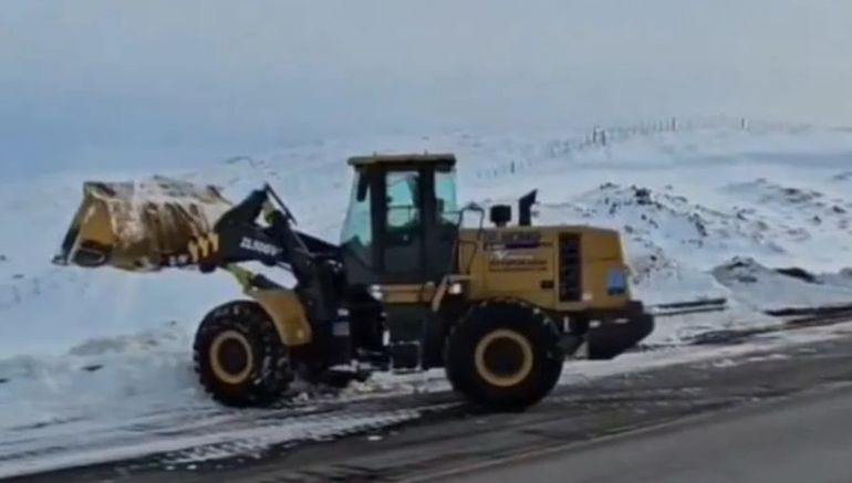 Las máquinas de Vialidad Nacional despejan las banquinas, que constantemente se llenan de nieve. Las máquinas de Vialidad Nacional despejan las banquinas, que constantemente se llenan de nieve. 