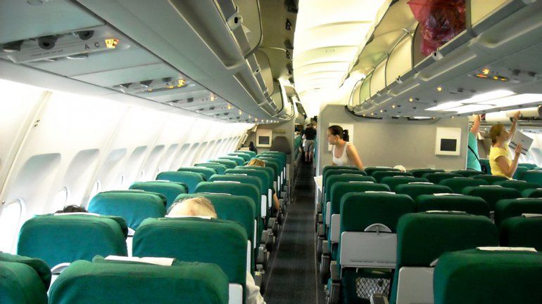 El interior de un avión de la compañía irlandesa Aer Lingus. Ofrece pasajes aéreos de bajo costo. Su lema es Disfrute de su vuelo.
