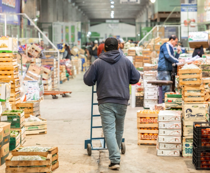 Más de 110 puestos con productos frescos de Neuquén y Río Negro. Foto: MCN Más de 110 puestos con productos frescos de Neuquén y Río Negro. Foto: MCN