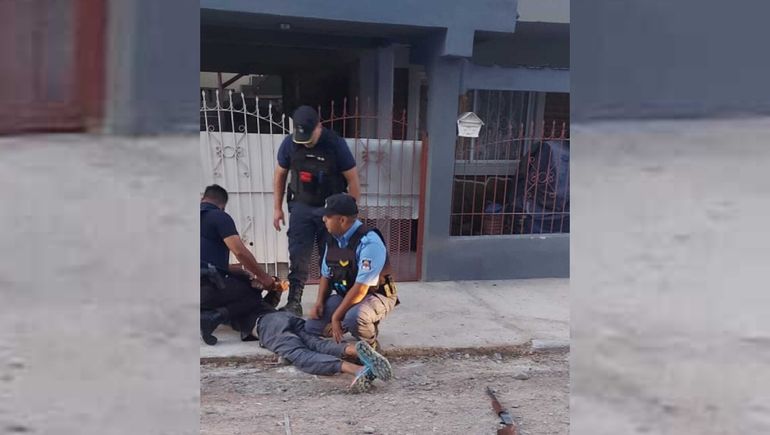 Villa Ceferino tranqui: caminaba por la calle con una escopeta y las cámaras lo delataron