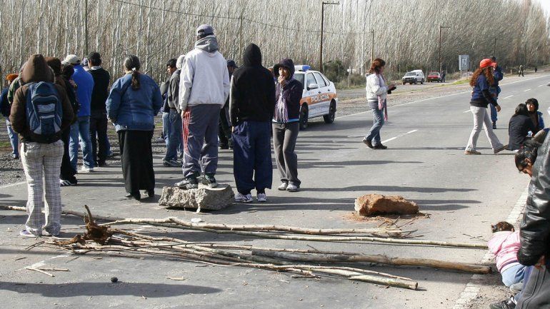 Desocupados de la Uocra levantaron los cortes en las rutas petroleras