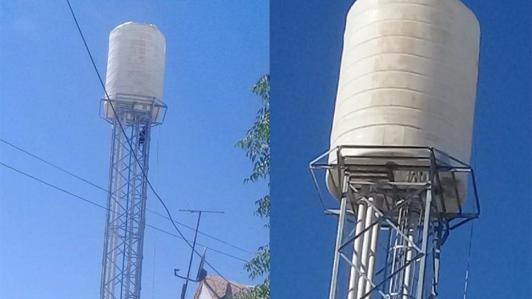 Denuncian que están encubriendo una antena de internet con un tanque de agua