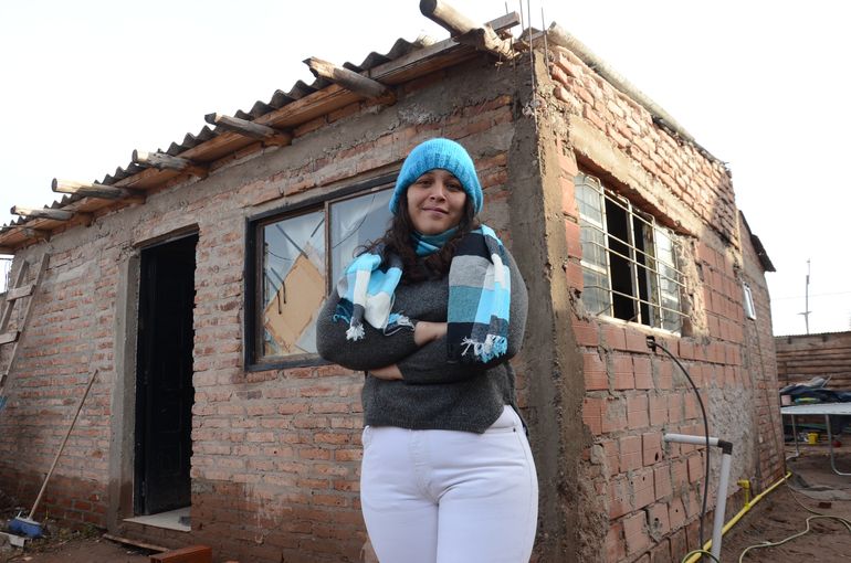 En las últimas semanas Natja recibió herramientas y maquinaria necesaria para trabajar a través de un programa de Nación destinado a trabajadores de la economía informal. “Haber recibido una hormigonera es muy importante para mí porque hace un tiempo tenía que hacer una mesada y estuve esperando dos meses para que me presten una para usarla media hora. Esto me beneficia para no perder trabajos y también para hacer mi casa”, explicó.