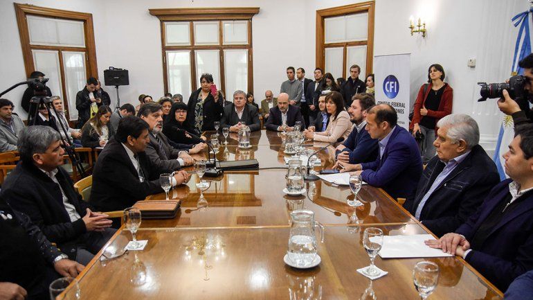 Un siglo de petróleo: Gutiérrez reconoció a veteranos de YPF