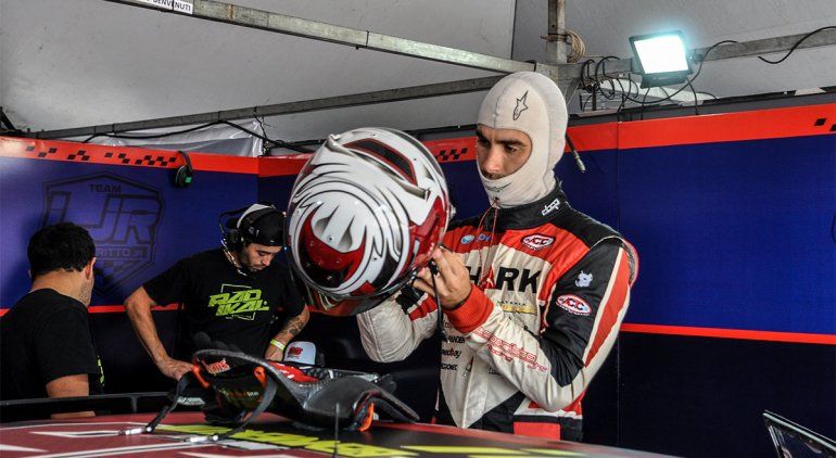 Estamos bien, tengo un  auto que es un cañón