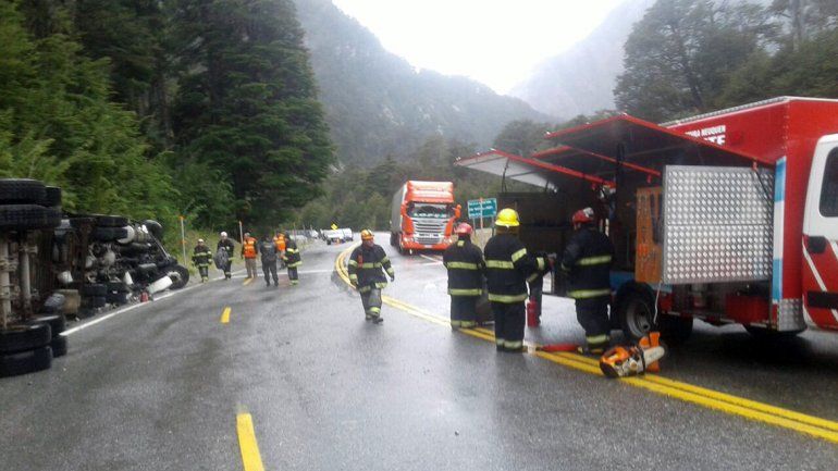 Camionero resultó herido tras un vuelco en La Angostura