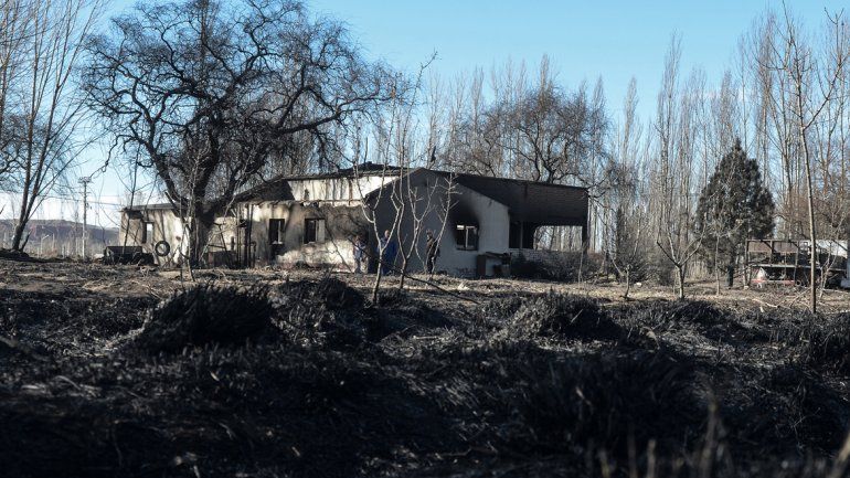 Las casa de cuidadores en las chacras y los animales de corral fueron los más perjudicados en los incendios. Los bomberos fueron sobrepasados porque las llamas se avivaron con el viento.