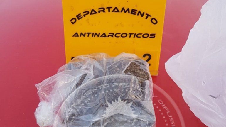 Tenían casi medio kilo de marihuana y quedaron demorados