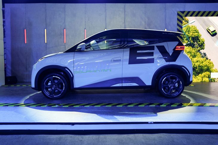 FOTO DE ARCHIVO: El BYD EV Dolphin Mini se muestra mientras el productor chino de vehículos eléctricos anuncia el lanzamiento del vehículo eléctrico de bajo costo en la Ciudad de México.