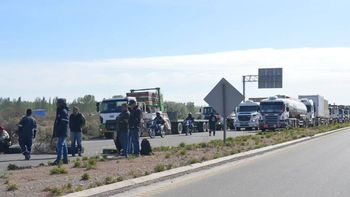 Los municipales de Senillosa cortan la ruta 22. Foto: Seniweb.