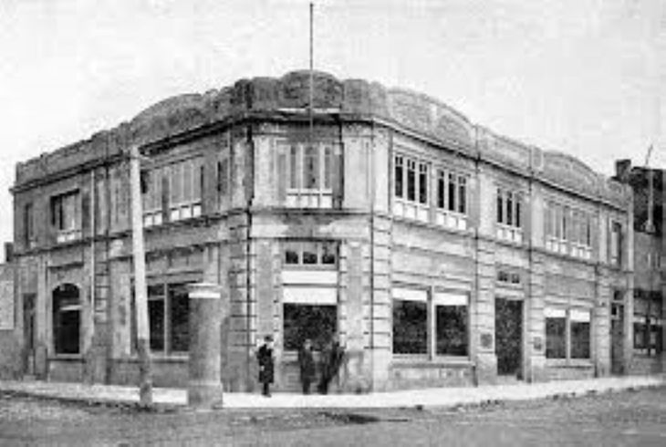 Las primeras oficinas en Punta Arenas. La caída de un gigante construido con esfuerzo y dominio territorial en el fin del mundo. Las primeras oficinas en Punta Arenas. La caída de un gigante construido con esfuerzo y dominio territorial en el fin del mundo.