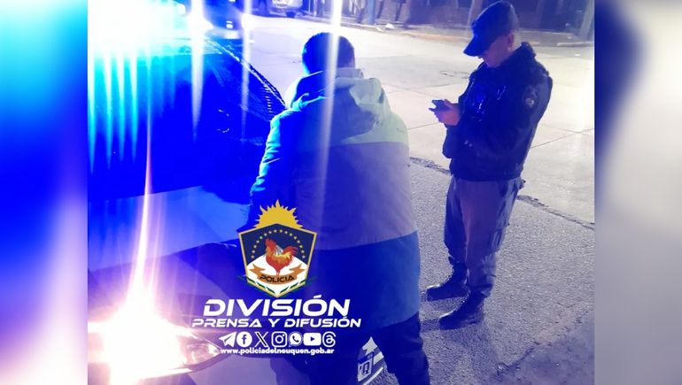 Personal de la Comisaría 16 logró apresar a un dealer tras una persecución. (foto: Prensa de la Policía de Neuquén) Personal de la Comisaría 16 logró apresar a un dealer tras una persecución. (foto: Prensa de la Policía de Neuquén)