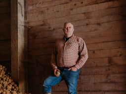 Kris D’haeyere en su granja de Hermalle-sous-Huy, Bélgica. Foto: Kevin Faingnaert para The New York Times Kris D’haeyere en su granja de Hermalle-sous-Huy, Bélgica. Foto: Kevin Faingnaert para The New York Times