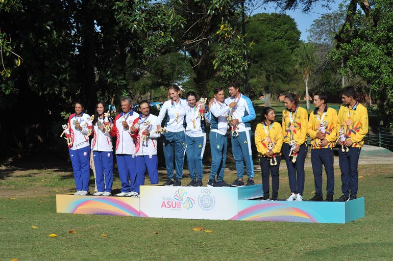 El seleccionado argentino de golf en lo más alto del podio.
