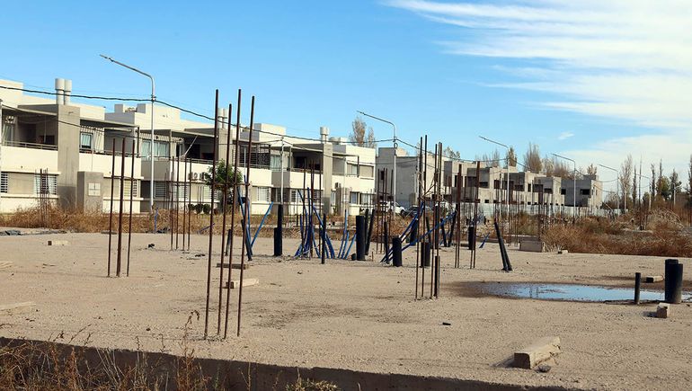 El proyecto Vivo Confluencia de la calle Boerr y Los Álamos. Algunas tiras de departamentos no se construyeron. El proyecto Vivo Confluencia de la calle Boerr y Los Álamos. Algunas tiras de departamentos no se construyeron.
